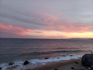 菲纳莱利古雷La Rosa Dei Venti的海滩上的日落与海洋