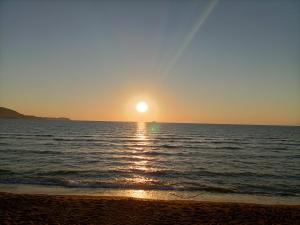 菲纳莱利古雷La Rosa Dei Venti的海滩上的日落和日落