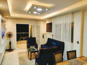 亚历山大Asafra Hotel Apartments Egyptian only price的客厅配有两把椅子和一张桌子