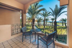 哈马马特伊波罗之星阿威罗伊酒店的阳台配有桌椅和棕榈树。
