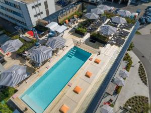 慕尼黑GREFIS Hotel的享有酒店游泳池的顶部景色