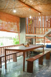 卢纳将军城Sinag Hostel的木桌和长凳