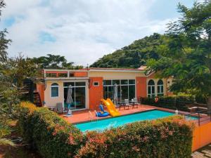 Ban Tha ChangThe X10 private pool villa khaoyai Japan-Italian SHA Certified เขาใหญ่的一座带游泳池及滑梯的房子