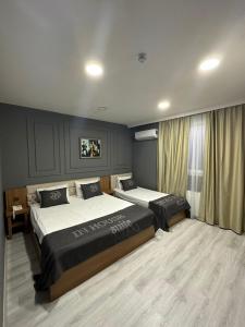伊斯坦布尔İN HOUSE SUİTE的一间卧室设有两张床和窗户。
