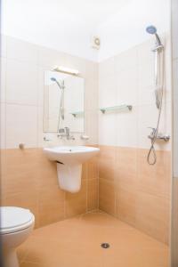 洛泽内茨Family Hotel Sunrise的浴室配有卫生间、盥洗盆和淋浴。