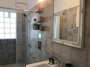 斯基罗斯岛Katoi House - Central Skyros Village的浴室配有盥洗盆和带镜子的淋浴