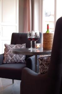 弗洛德罗普洛德比克尔豪夫住宿加早餐旅馆的一张桌子,上面放着两杯葡萄酒和一把椅子