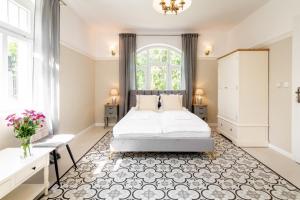 波兰尼卡-兹德鲁伊Sonnenblick的卧室设有一张白色大床和一扇窗户。