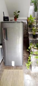 希克杜沃Mandara Rest的盆栽室里的金属冰箱