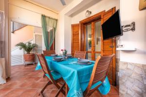 维拉西米乌斯Bellarosa 3的一间配备有蓝色桌子和椅子的用餐室