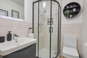 哈罗盖特The Swan Apartment - Free parking的带淋浴、盥洗盆和卫生间的浴室