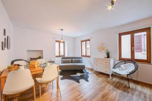 PianderaCasa Elvezia - Happy Rentals的客厅配有沙发和桌椅