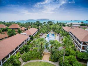 波普托Bandara Resort and Spa, Samui的享有河流和棕榈树度假村的空中景致