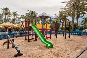 卡门港Seaside Los Jameos的一个带绿色滑梯的沙地游乐场