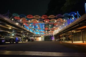 八王子市ホテル 鳳凰 大人専用的一堆伞挂在停车场上