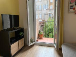 Marseille LOFT 50m2 au cœur du Cours Julien的电视和/或娱乐中心