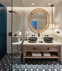 卡门港Seaside Los Jameos的浴室设有2个水槽和镜子