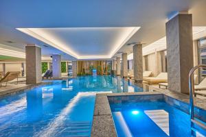 布克维Fomich Residence的蓝色水中的酒店游泳池