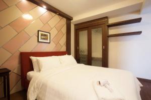 Makkasan6c-cozy 25brs3bath In Bkk Downtown Btsmrtboat的卧室配有白色的床和木制床头板