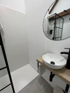 HerenciaSuites Chic的浴室设有白色水槽和镜子