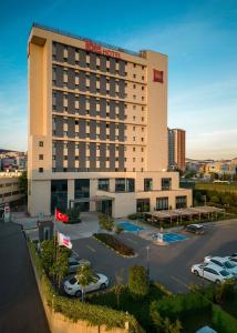 图兹拉伊斯坦布尔图兹拉宜必思酒店的停车场内有车辆的旅馆