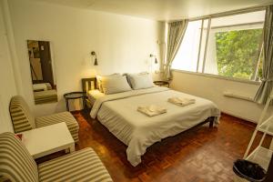 曼谷Home16 Sukhumvit16的一间卧室设有一张大床和一个窗户。
