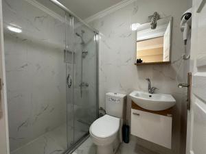 大切克梅杰Doğa Villa Guest House的带淋浴、卫生间和盥洗盆的浴室