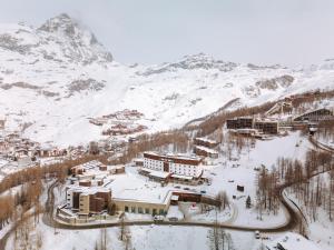 布勒伊-切尔维尼亚Valtur Cervinia Cristallo Ski Resort的雪地中度假村的空中景观