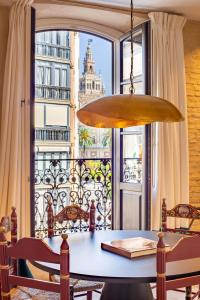 塞维利亚Real Casa de la Moneda Deluxe Apartments的餐桌,享有建筑美景