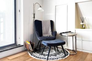 米兰Sant’Andrea Penthouse by Montenapoleone Living的蓝色椅子和室内灯