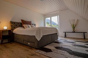 Alt Sankt JohannNew Chalet with breathtaking views!的一间卧室设有一张大床和一个大窗户