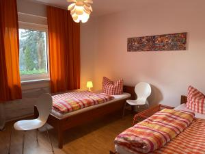 奥森富尔特Ochsenfurt am Main 5 Zimmer Küche Parkplatz的一间卧室设有两张床和窗户。