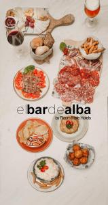 马德里Room Mate Alba的餐桌上的食物拼盘