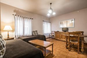 维耶拉Riu Nere Mountain Apartments的客厅配有沙发和桌子