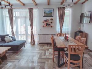 GrashtitsaVilla Tangra的客厅配有桌子和沙发