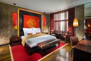 布拉格布拉格佛陀酒吧旅店的配有一张床和一张书桌的酒店客房
