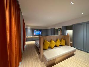 七岩Banlansuan Resort SHA Plus的客厅配有带黄色枕头的沙发