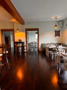 克桑滕斯比肯曼娜兰德宫酒店的客厅铺有木地板,配有桌椅。