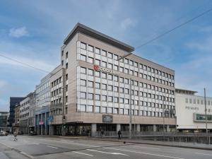 萨尔布吕肯limehome Saarbrücken Berliner Promenade的街道上一座大建筑,上面有标志