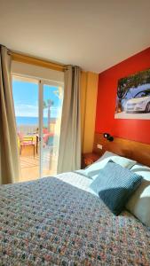 贝纳哈拉菲HOSTAL LA ESTACION的一间卧室配有一张床,享有海景