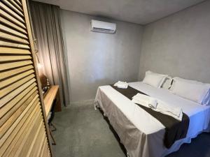 圣米格尔-杜戈斯托苏Uhane Luxury Villas的小房间,配有白色床单