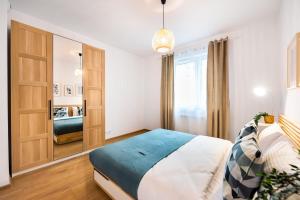 华沙Mokotów Passion Apartment的一间卧室配有一张床和一面大镜子