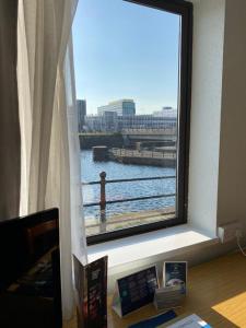 利物浦利物浦钟楼酒店的享有水体景致的窗户