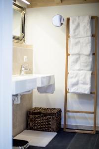 上施陶芬Châlets de la Liberté的浴室设有水槽和带毛巾的架子。