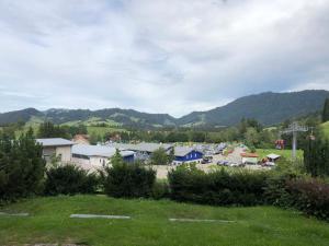 上施陶芬FEWO Bücheler的享有停车场的景色,后面是群山