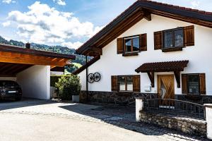 上施陶芬Himmelseck的白色的房屋,设有木窗和车道