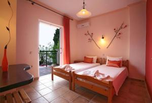 贝尼蔡斯科孚岛太阳海边公寓酒店的一间带两张床的卧室和一个阳台