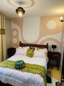 RukungiriIshuro Villas的一间卧室配有带枕头的床