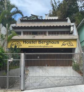 弗洛里亚诺波利斯Hostel Berghaus的一间旅馆理发店,前面设有围栏