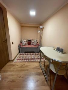 克卢日-纳波卡Cozy central apartment in Cluj Napoca的客厅配有沙发和桌子